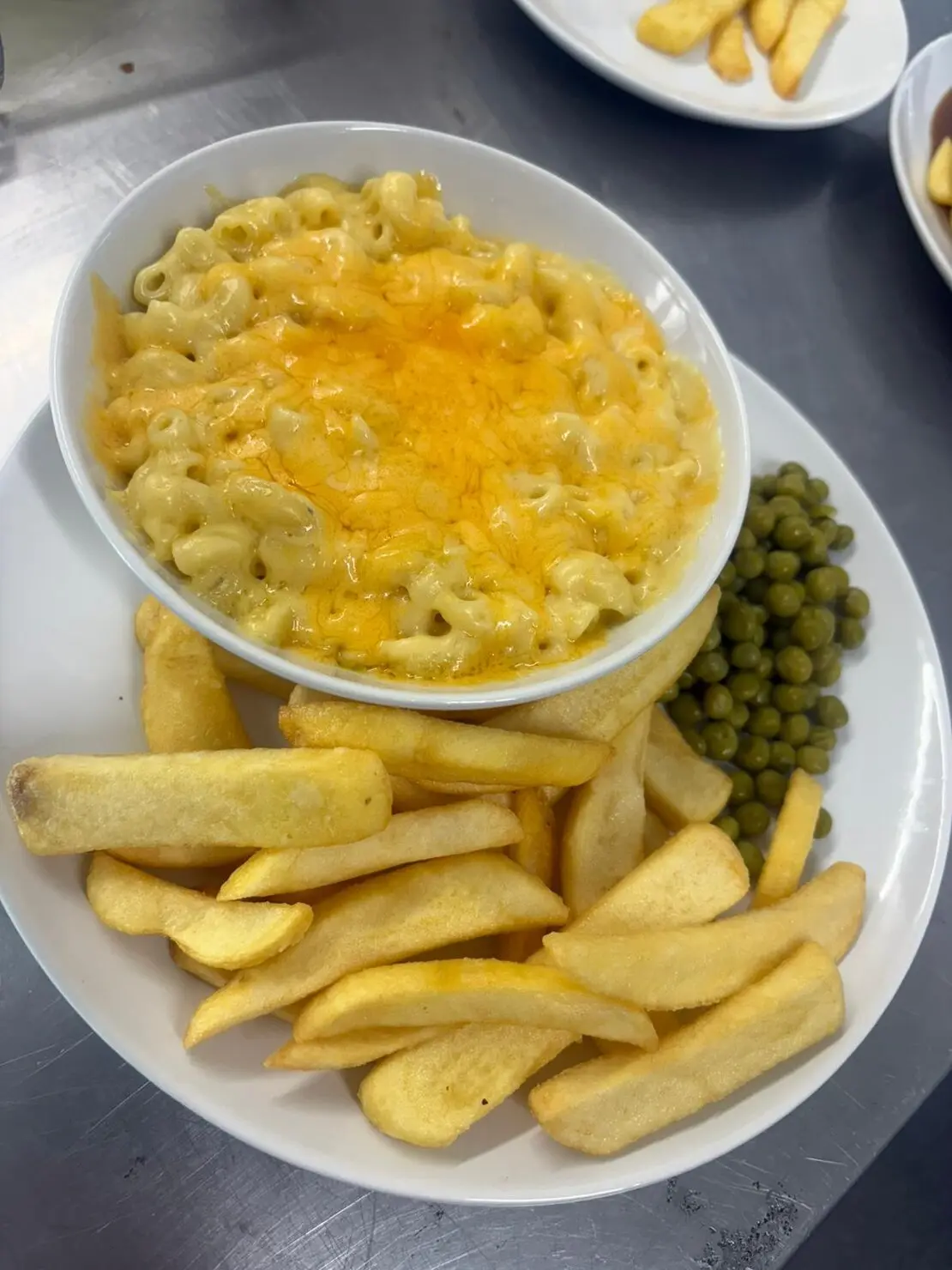 Mac N Cheese with chips